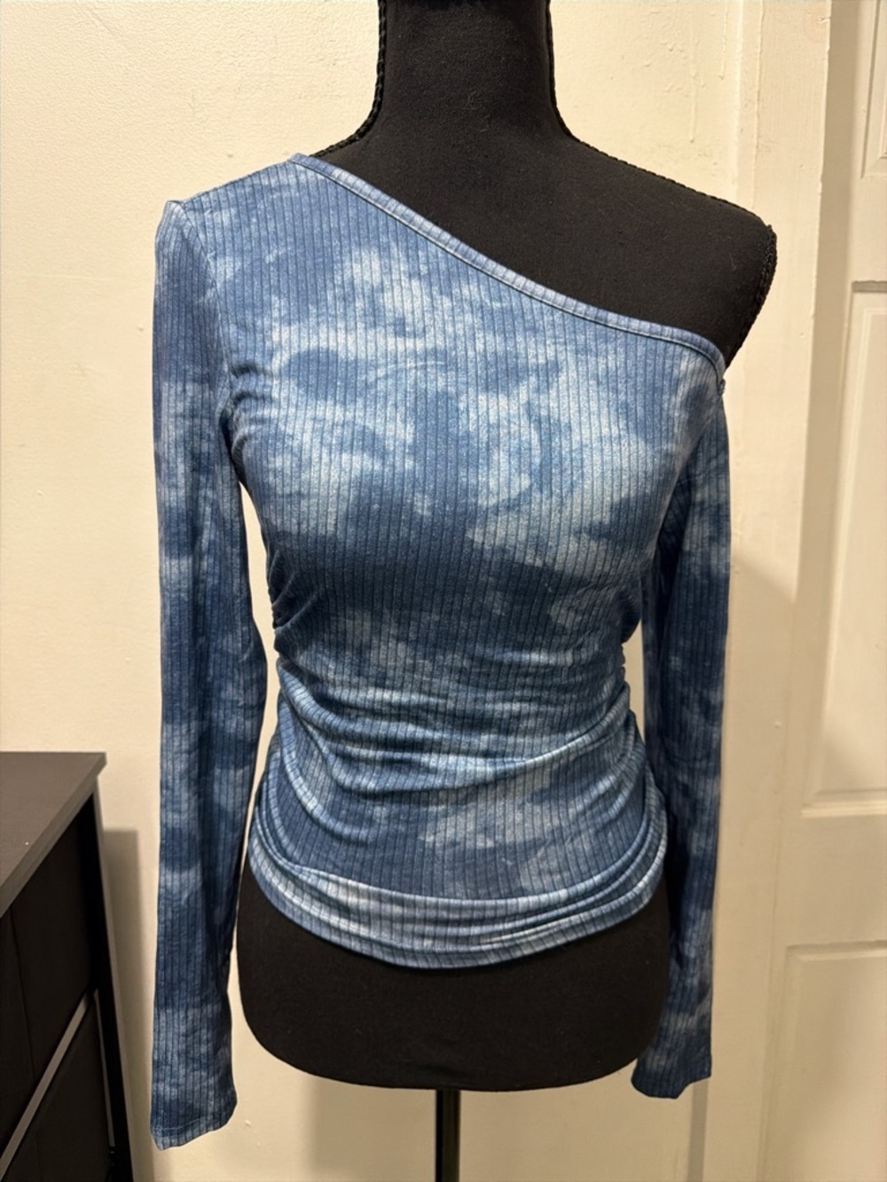 One-Shoulder Ribbed Blue Tie-Dye Top